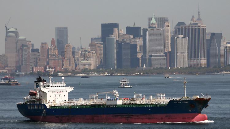 Die Zwischenbilanz bei Chevron leidet unter widrigen Witterungsverhältnissen zum Jahresstart: Ein nahezu entleerter Öltanker im Hafen von New York (Archivbild).