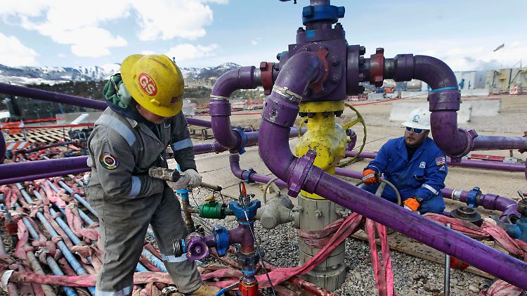Fracking-Experten bei der Arbeit im Westen Colorados: Der Job-Bericht spricht für steigende Ölnachfrage, die Nachrichten aus der Ukraine deuten unsichere Zeiten an.