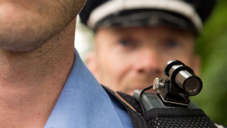 Mit den Körperkameras gingen die Übergriffe auf Polizisten in den Testgebieten um fast 25 Prozent zurück.