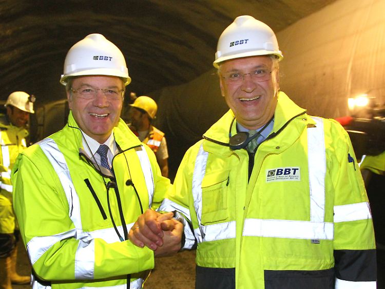 Tunnelfans unter Tage: Der bayerische Innenminister Joachim Herrmann (r.) und der Tiroler Landeshauptmann Günther Platter im Zugangsstollen zum Brenner-Basistunnel bei Steinach.
