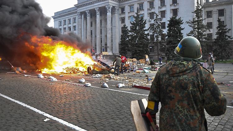 Erst waren es nur die Zelte des Protestcamps, später das ganze Gebäude: Mindestens 31 Menschen starben bei dem Feuer in Odessa.