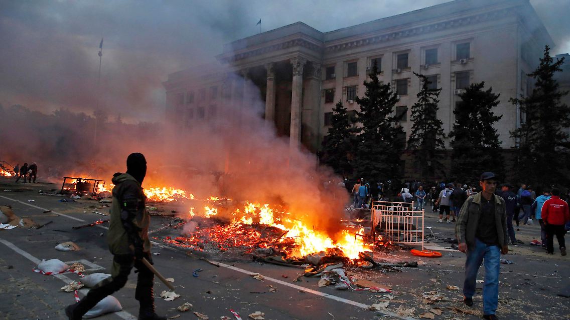 2014-05-02T202142Z_669373939_GM1EA530BXW01_RTRMADP_3_UKRAINE-CRISIS.JPG7904706036034000269.jpg