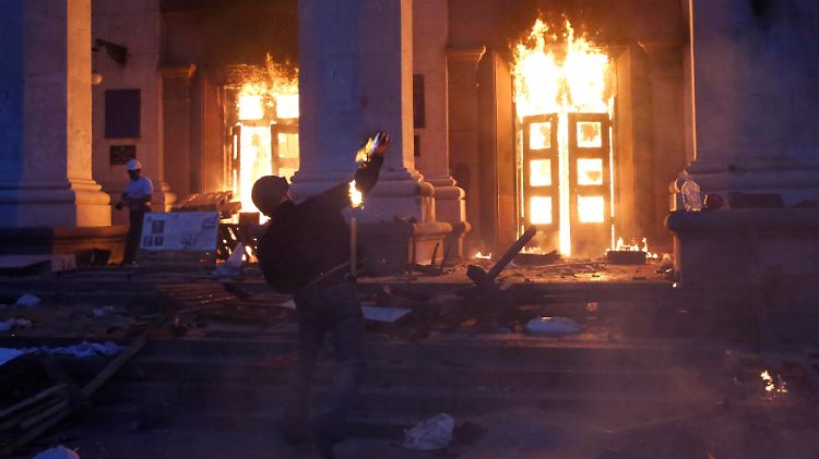 Es gibt Fotos von den Brandstiftern - aber wer sind sie?