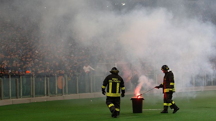 Die Randalierer hörten auch im Stadion nicht auf.