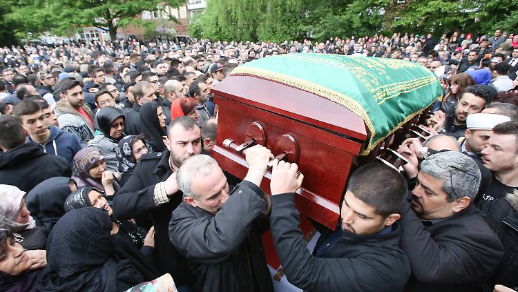 Der Vater fliegt mit dem Körper seines Sohnes in Richtung Süden.