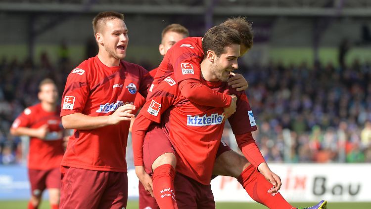 Paderborns Torschütze Mario Vrancic (r) bejubelt seinen Treffer zum 2:0 in Aue. Der Erstlaiga-Aufstieg ist für die Ostwestfalen jetzt greifbar nah.