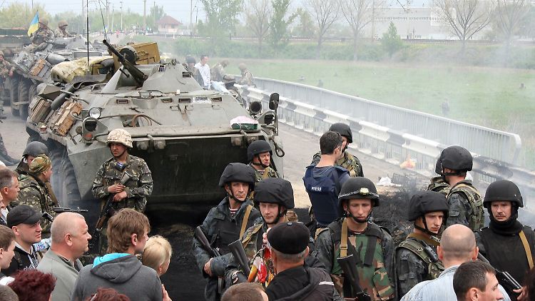 Ukrainische gepanzerte Fahrzeuge und Soldaten an einer Brücke in Slawjansk.