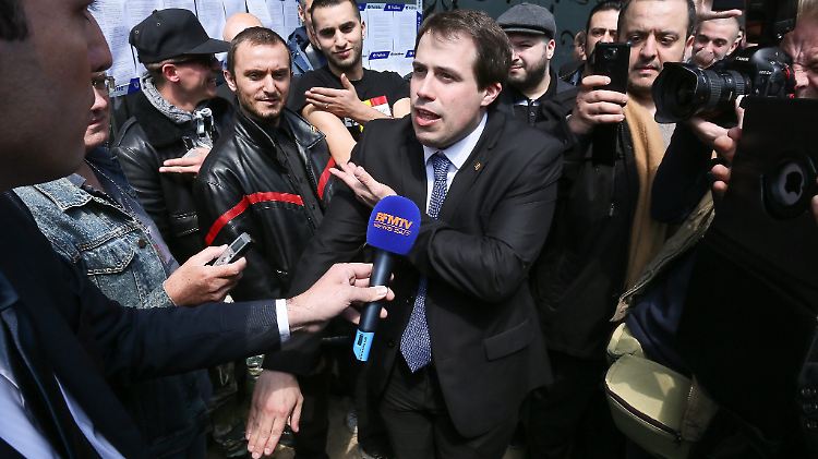 Der rechtsextreme belgische Abgeordnete Laurent Louis  zeigt im Kreise seiner Anhänger den "Quenelle"-Gruß. 