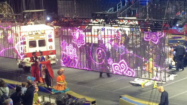 Mehrere Krankenwagen füllten nach dem Unglück die Manege des Dunkin' Donuts Center in Providence.