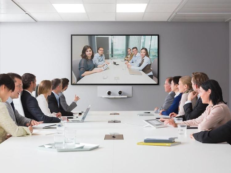 Vor einer Videokonferenz sollten potenzielle Störquellen wie Rückkopplungen an der Konferenzanlage beseitigt werden.