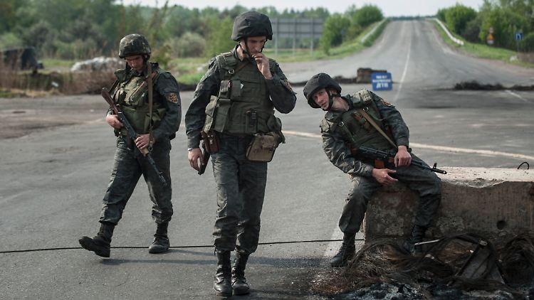 Ukrainische Soldaten errichten Straßensperren rund um Slawjansk.