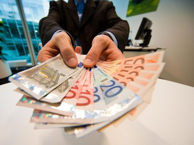 "Nehmen Sie das Geld!" - das muss niemand sagen. Arbeitgeber sind nicht verpflichtet, ihre Beschäftigten auf die Altersvorsorge hinzuweisen.