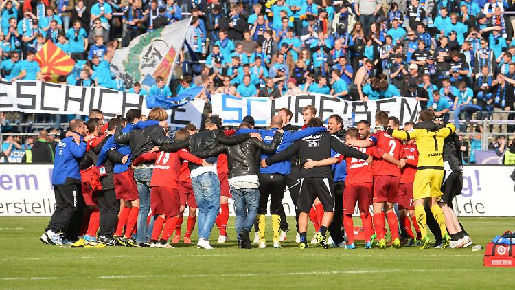 Jubel in Sandhausen: Nur ein Sieg trennt Paderborn noch vom direkten Aufstieg in die 1. Fußball-Bundesliga. Die Relegationsspiel hat der SC sicher.