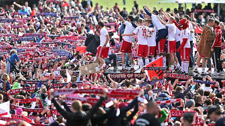 Fest auf Wiese: Leipzigs Aufstiegshelden lassen sich feiern. Trotz seines Retortenimages ist der RasenBallsport-Klub in der Region voll akzeptiert.