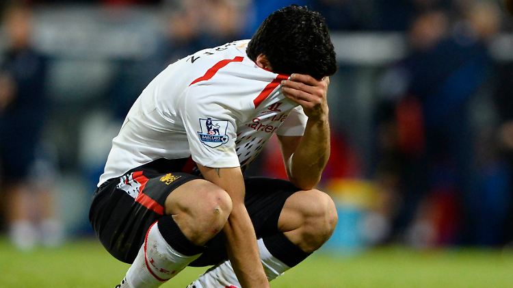 Liverpools Torjäger Luis Suarez trauert.