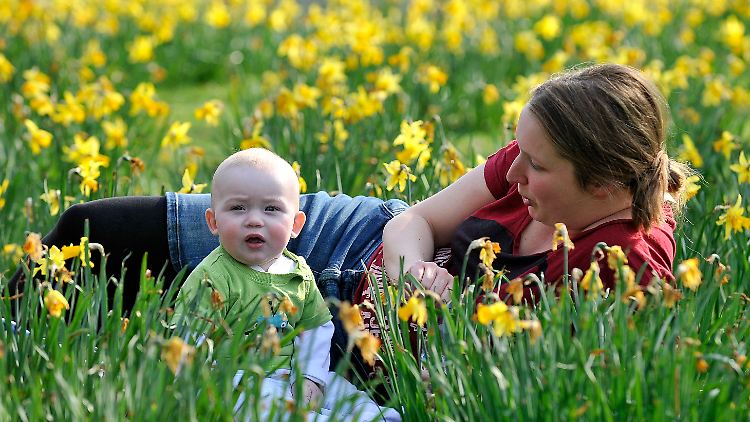Am besten geht es Müttern und Kindern in Mittel- und Nordeuropa. Statistisch stirbt hier nur eine von 14.000 Frauen durch Komplikationen vor oder bei einer Geburt.