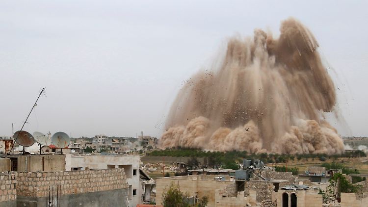 Bei der Explosion wurden Tonnen von Erdreich und Gebäudeteilen vielleicht huntert Meter hoch in die Luft gejagt.