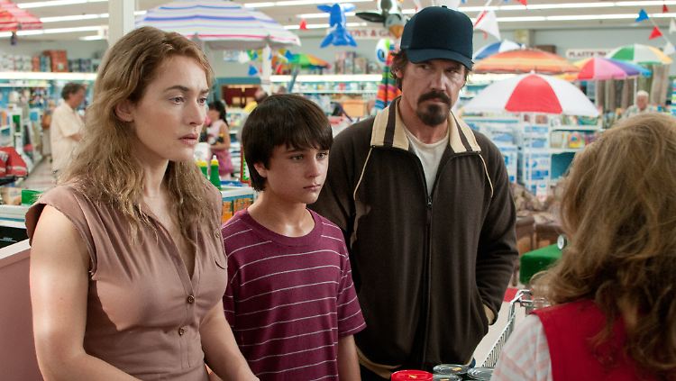 Frank (Brolin) nimmt Adele (Winslet) und ihren Sohn als Geiseln.