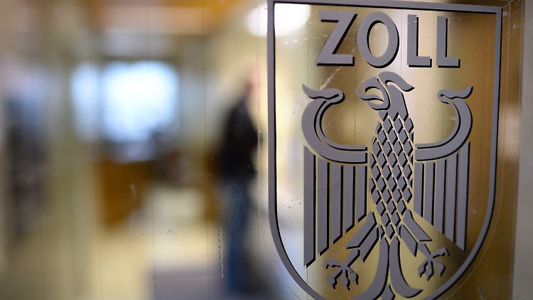 Wer seine Sendung beim Zoll abholen muss, sollte nicht nur Geld, sondern auch Zeit mitbringen.