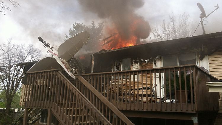 Das Flugzeug stützte direkt in das Wohnhaus und löste einen Brand aus.