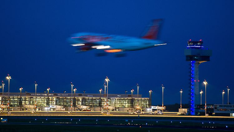 Besonders die Nachtruhe wird durch Fluglärm empfindlich gestört - um ein Nachtflugverbot am zukünftigen Hauptstadtflughafen BER (im Bild) etwa wird daher seit Langem heftig gestritten.