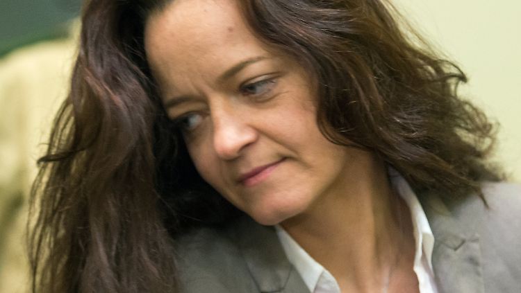 Beate Zschäpe ist nach einer mysteriösen Nachricht, die sie offenbar aus der Bahn geworfen hat, plötzlich krank.