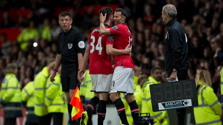 Emotionaler Höhepunkt des Spiels: Giggs kommt für Tom Lawrence.