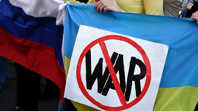 In vielen Teilen der Welt leben Russen und Ukrainer friedlich miteinander. Wie hier in Athen sind sie gegen einen militärischen Konflikt zwischen den Ländern.