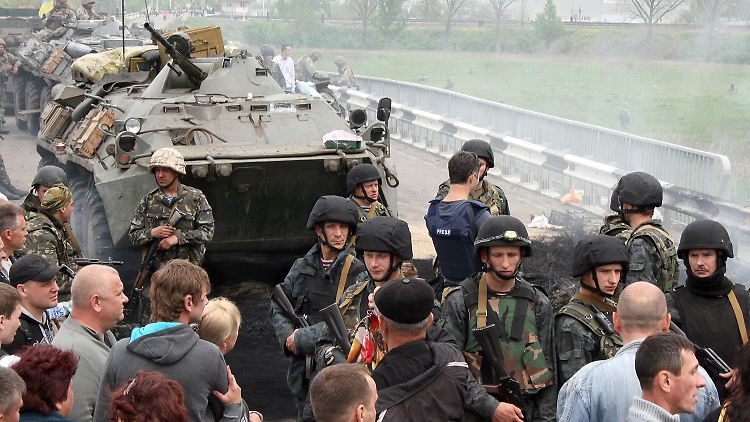 Ukrainische Panzer und Soldaten stehen an einer blockierten Brücke in Slawjansk.