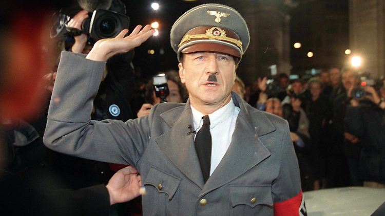 Ihn wünschen sich die 29 Prozent sicher nicht: Schauspieler Hubert Kramar stürmte aus Protest gegen die rechte Regierung im Jahr 2000 den Wiener Opernball.