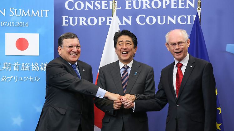 Barroso, Abe und Van Rompuy (v.l.) wollen "den Rhythmus der Verhandlungen beschleunigen". 