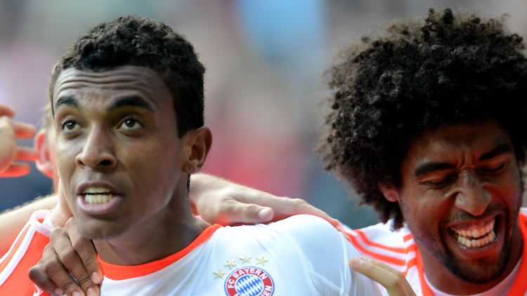 In der Bundesliga inzwischen getrennt, dürfen Dante (r.) und Luis Gustavo bald für Brasilien wieder im gleichen Trikot auflaufen.