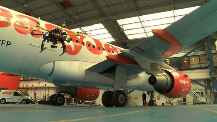 Klein, schnell - und billiger als Inspekteure: Bei Easyjet könnten demnächst Drohnen die Wartung übernehmen.