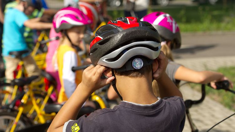 Bei den Kleinen noch beliebt: Immer mehr Kinder tragen einen Fahrradhelm.