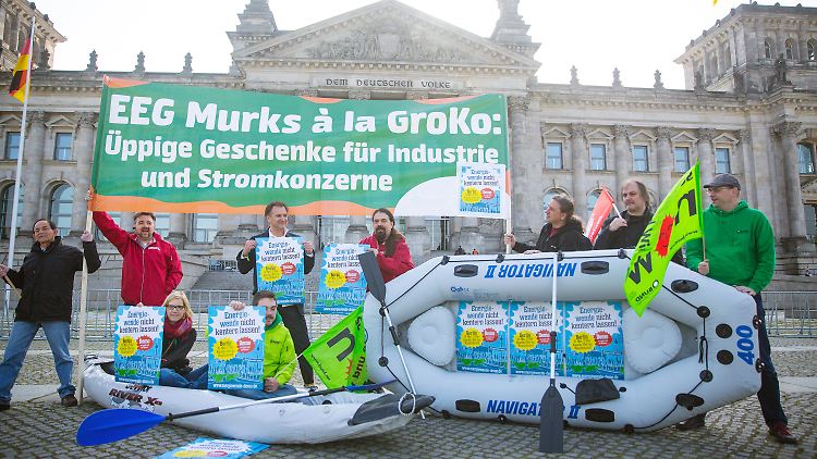 Vor dem Bundestag wird demonstriert, im Bundestag heftig gestritten.
