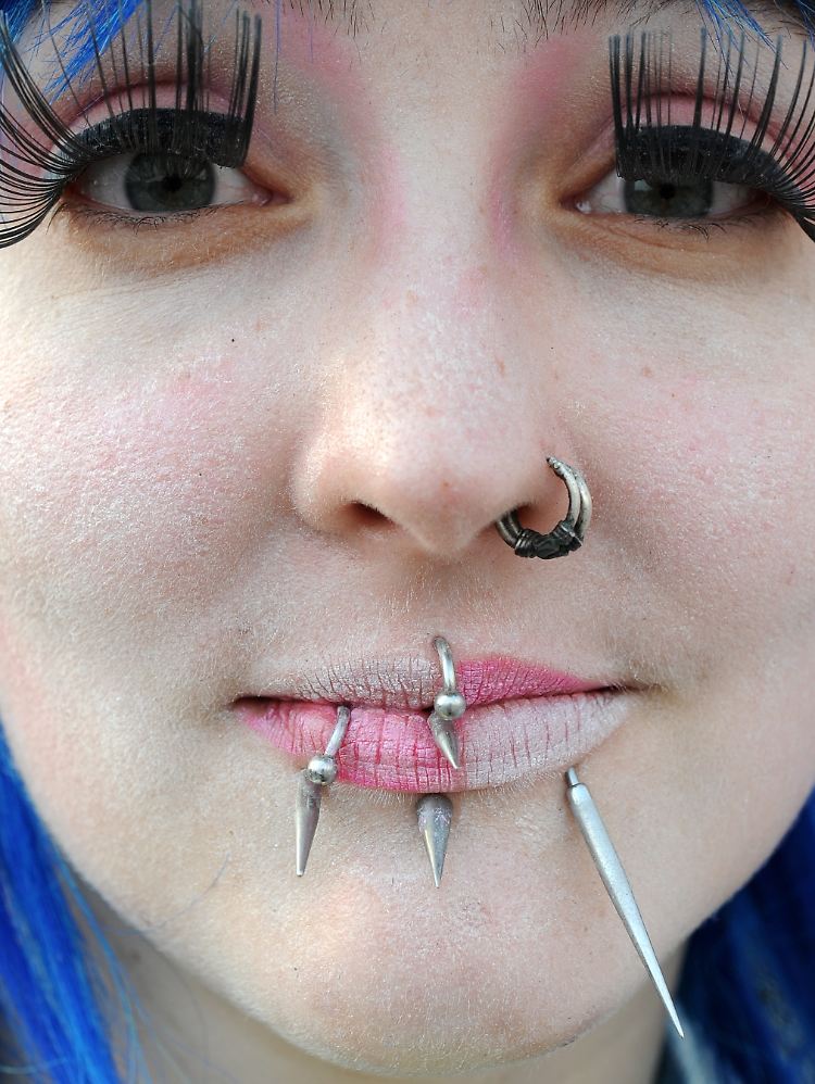 Häufig wird die Allergie durch nickelhaltigen Schmuck oder Piercings ausgelöst.