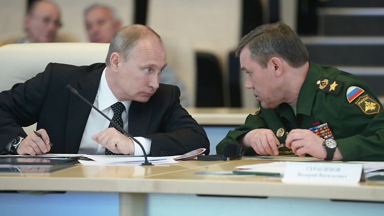 Am Donnerstag überwachte Putin, hier mit Generalstabschef Waleri Gerassimow, eine Militärübung der russischen Atomstreitkräfte. Dabei wurden mehrere ballistische Raketen getestet.
