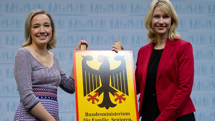 Kristina Schröder (l.) bei der Amtsübergabe an ihre Nachfolgerin Manuela Schwesig am 18.12.2013 in Berlin.