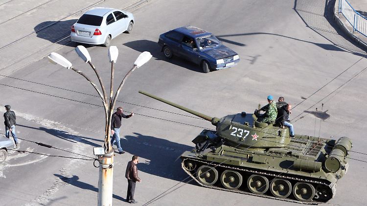 Ein alter russischer T34 rollt durch die Straßen von Lugansk.