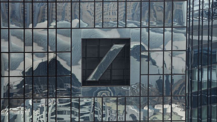 Die Aktie der Deutschen Bank reagiert mit Verlusten auf die Nachricht.