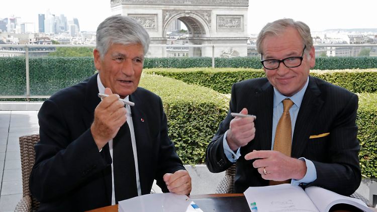 Spektakulär gescheitert: Publicis-Chef Maurice Levy (l.) und Omnicom-CEO John Wren bei der Unterzeichnung des Vorvertrags im vergangenen Juli in Paris.