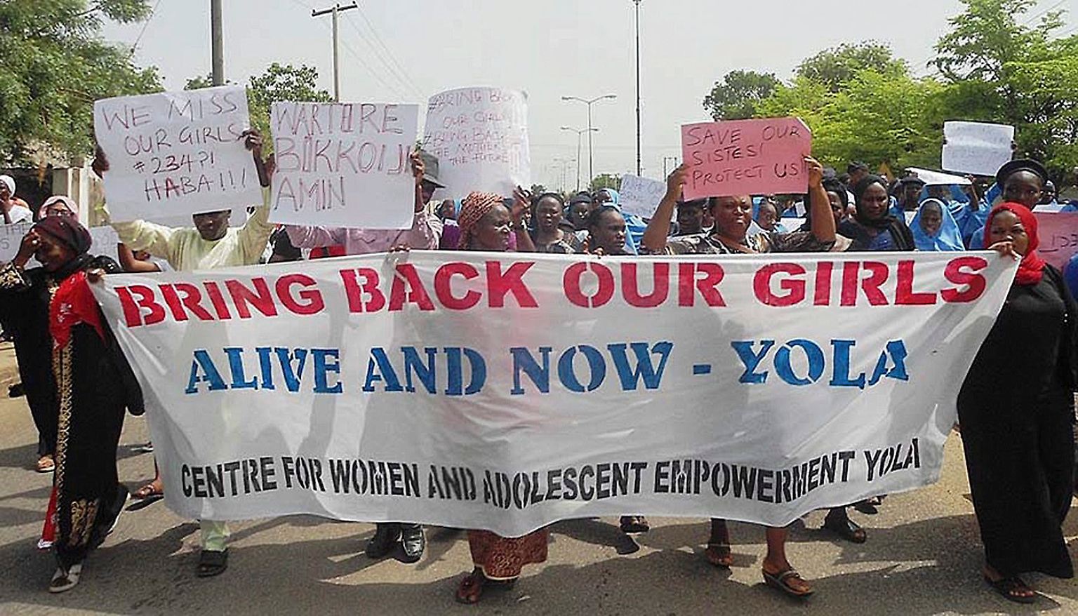 Nicht nur wie hier in Nigeria, weltweit demonstrieren Menschen für die mehr als 270 Mädchen, die von islamistischen Terroristen entführt wurden. Die USA, Großbritannien, Frankreich, China und Kanada - viele Länder haben der nigerianischen Regierung ihre Hilfe angeboten.