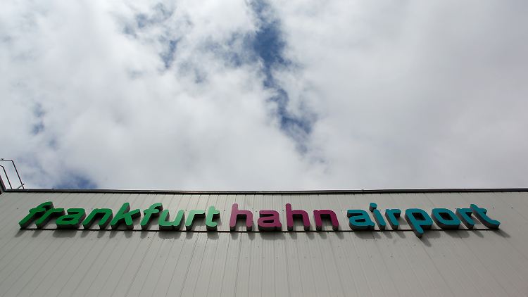 Mit dem Auto gut eine Stunde westlich von Frankfurt: Der Flughafen "Frankfurt Hahn" liegt näher an Trier als an der Mainmetropole.
