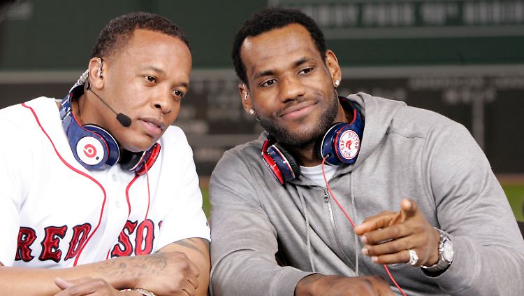Der erste Milliardär der Hip-Hop-Szene? Dr. Dre (l.) könnte mit seinen Kopfhörern Musikgeschichte schreiben.