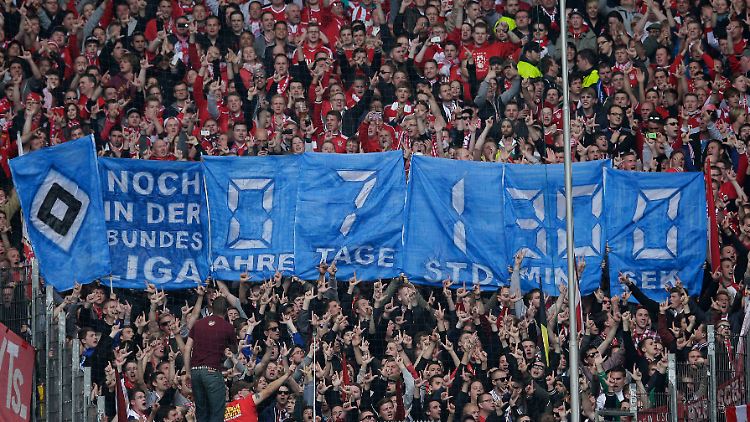 Läuft die Bundesliga-Uhr für den Hamburger SV ab? Der Dino tut zumindest alles dafür.