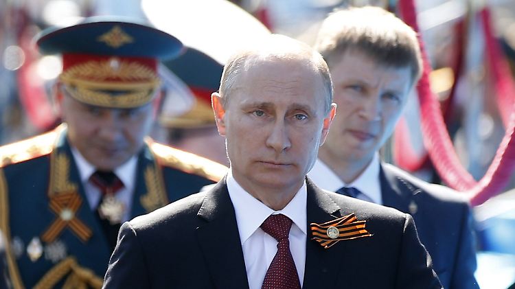 Vor seinem Flug zur Krim nahm Putin eine Militärparade in Moskau ab.