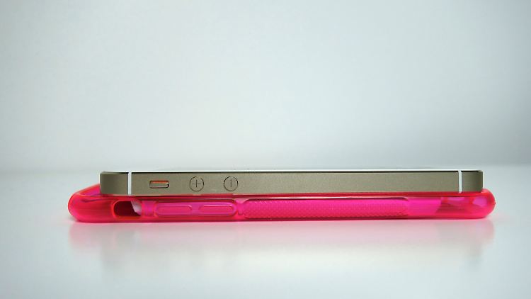 Hier dient eine angebliche iPhone-6-Hülle zum Größenvergleich mit einem iPhone 5S.