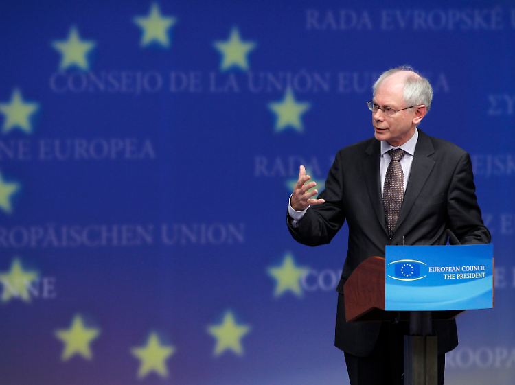Von seiner Arbeitsgruppe hängt viel ab: Herman van Rompuy sitzt mit den Kollegen an den Grundprinzipien der Währungsgemeinschaft.