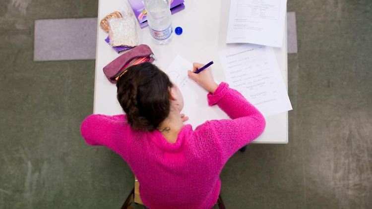 Brüten über einer identischen Aufgabe: Schüler aus sechs Bundesländern mussten auf Grundlage der gleichen Texte einen Beitrag auf Englisch formulieren. Foto: Julian Stratenschulte