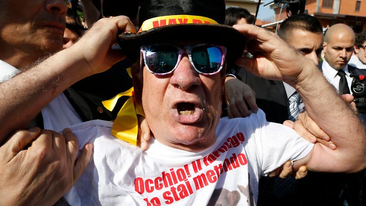 Er kann die juristische Farce nicht verstehen und wünscht Berlusconi eine "Strafe, wie auch ganz normale Italiener" hätten büßen müssen.